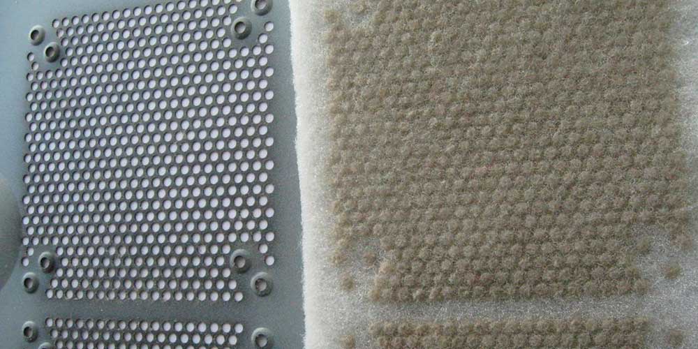 Dust-filter-cotton-2 "width =" 1000 "height =" 500 "srcset =" https://hardzone.es/app/uploads-hardzone.es/2019/11/Filtro-anti-polvo-algodón -2.jpg 1000w, https://hardzone.es/app/uploads-hardzone.es/2019/11/Filtro-anti-polvo-algodón-2-300x150.jpg 300w, https://hardzone.es/app /uploads-hardzone.es/2019/11/Filtro-anti-polvo-algodón-2-768x384.jpg 768w "sizes =" (max-width: 1000px) 100vw, 1000px "/></p>
<p>In addition, our fans should have a <strong>very high static pressure</strong>, so that they can extract air from the outside or expel air out of the chassis, depending on the type of pressure, whether negative or positive.</p>
<p>They are currently in disuse because it implies a very high fan expenditure, and also significantly increases the noise produced by said fans. It can be found in rolls for other purposes, where the material will be the same.</p>
<h2>Polyurethane filter foam</h2>
<p style=