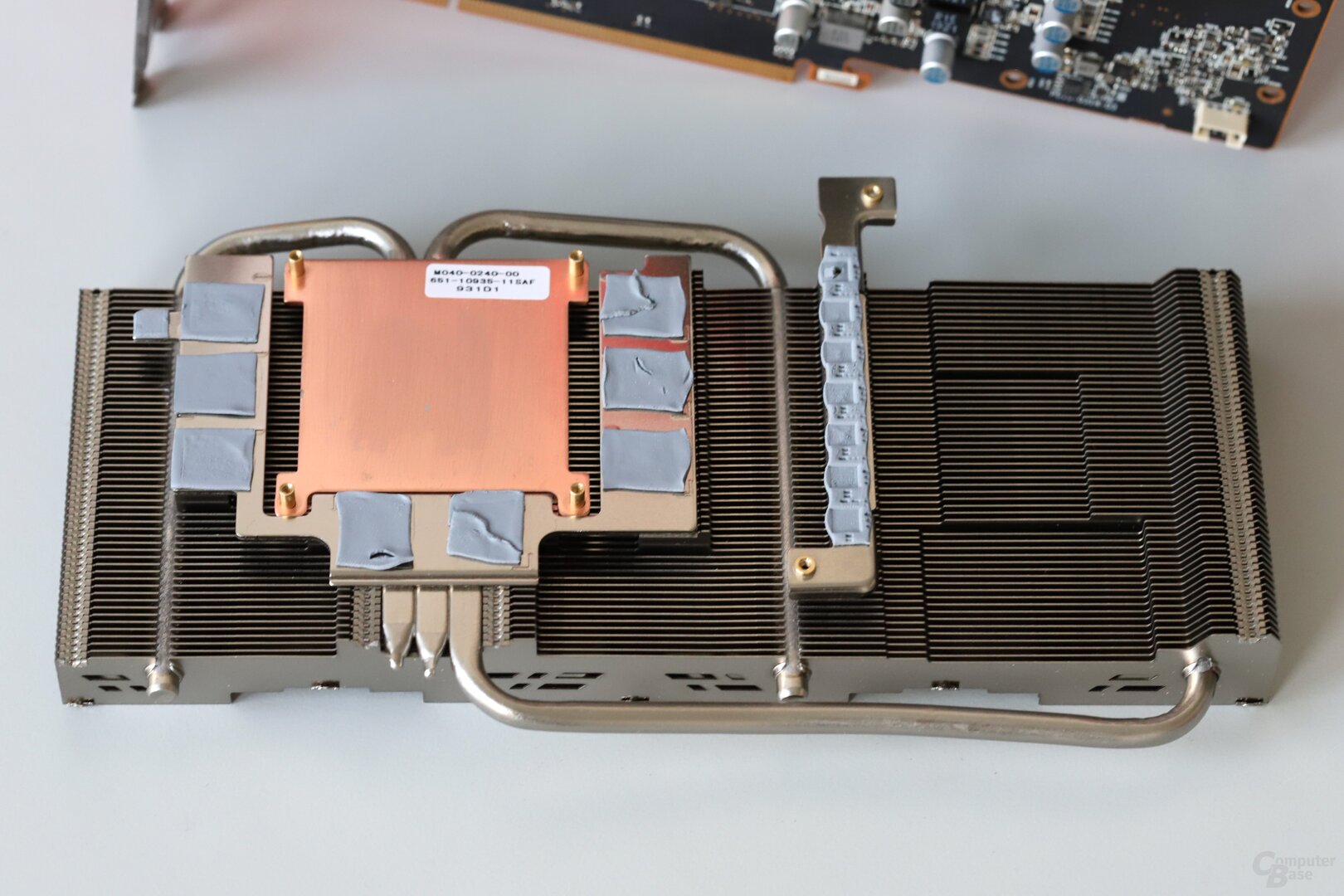 The cooling system of the non-XT version with copper base plate and three heat pipes