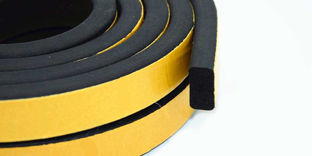 Rubber-adhesive-rubber-sealed-strip-EPDM-rectangular-2-3-5-10X10-15-20 "width =" 1000 "height =" 500 "srcset =" https: // hardzone .es / app / uploads-hardzone.es / 2020/02 / Rubber-adhesive-rubber-sealed-strip-EPDM-rectangular-2-3-5-10X10-15-20.jpg 1000w, https://hardzone.es/app/uploads-hardzone.es/2020/02/De-goma-adhesivo-tira-de-sellado-de-caucho-EPDM-rectangular-2-3-5-10X10-15- 20-300x150.jpg 300w, https://hardzone.es/app/uploads-hardzone.es/2020/02/De-goma-adhesivo-tira-de-sellado-de-caucho-EPDM-rectangular-2-3 -5-10X10-15-20-768x384.jpg 768w "sizes =" (max-width: 1000px) 100vw, 1000px "/></p>
<p>Our recommendation is undoubtedly professional profiling gums. In some cases they are not easy to find, since some hardware stores do not have them, and in that case you will have to go look for industrial insulation companies or similar.</p>
<p>The best quality are from EPDM, that is, <b>ethylene propylene diene rubber, </b>an elastomer with good resistance to abrasion and wear, where it is also an electrical insulator and is used in the automotive industry as a joint sealant and waterproofing.</p>
<p><img decoding=