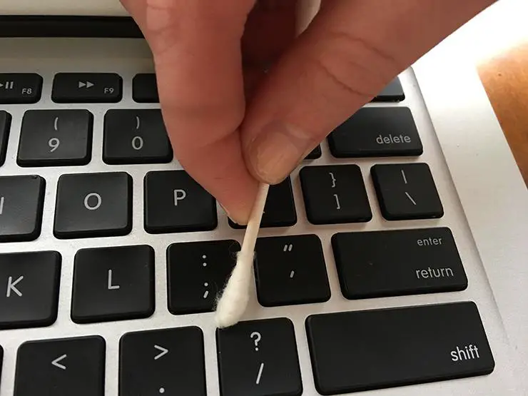 Clean laptop keyboard