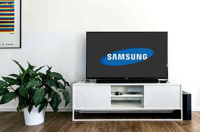 Lo schermo della mia TV Samsung si oscura e si illumina da solo