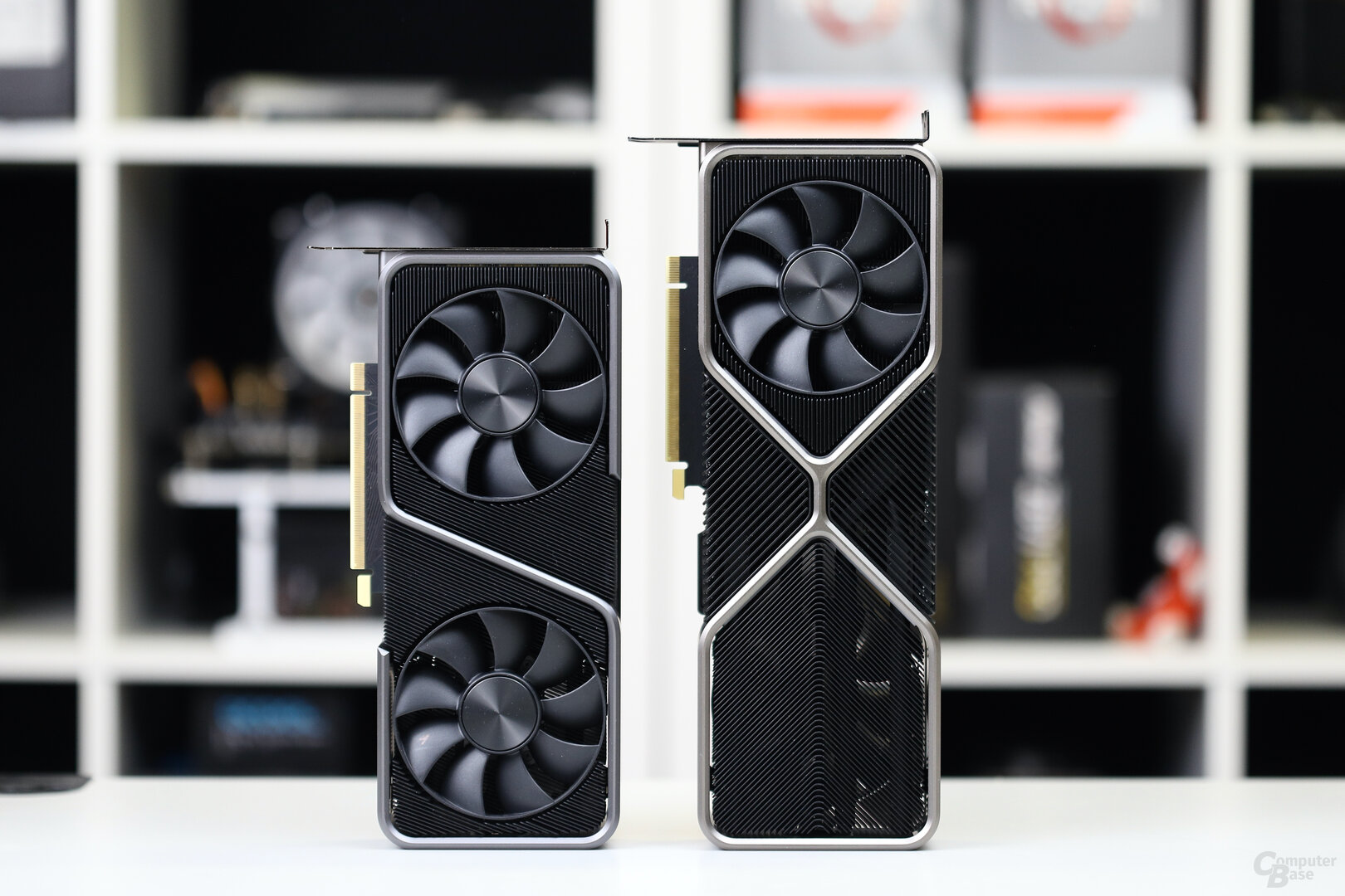 Nvidia GeForce RTX 3070 FE (links) vs. RTX 3080 FE (rechts)