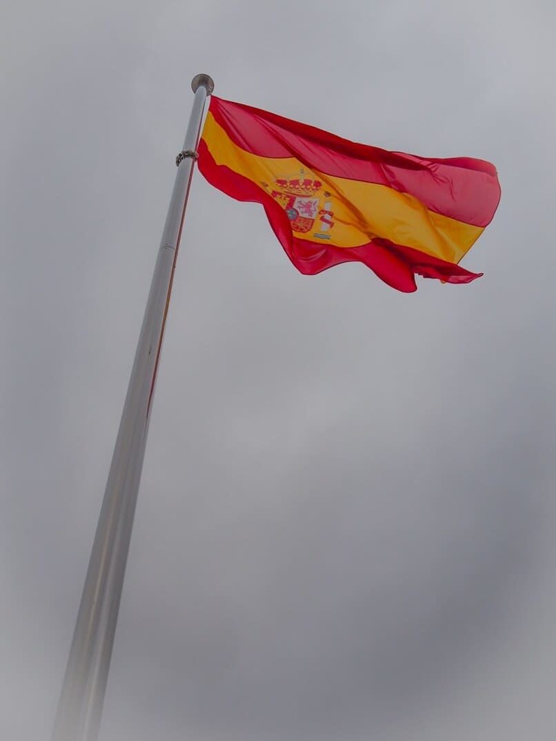 bandera de españa en clima nublado