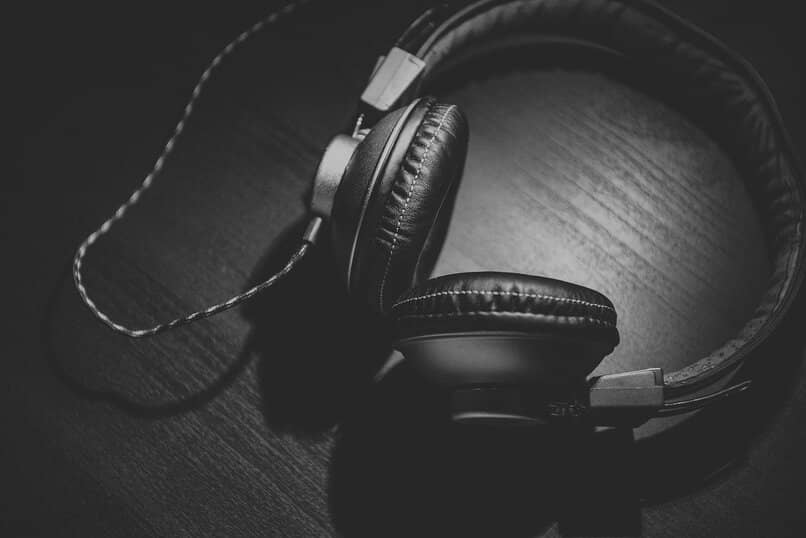 how to login to deezer to listen to songs with headphones
