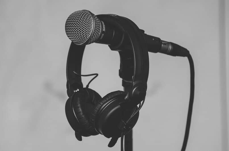 how to record sound with the microphone to add to presentations