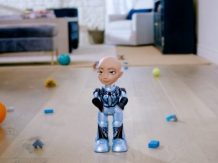 Little Sophia, a robot that teaches children to program, has found its way to Kickstarter