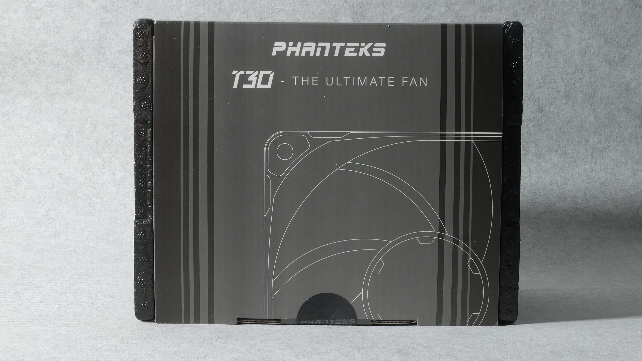 Phanteks T30 case fan in the test - surprise on the dark side of power