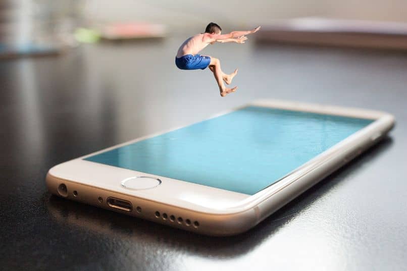 What to do if the iPhone falls into the water and does not turn on