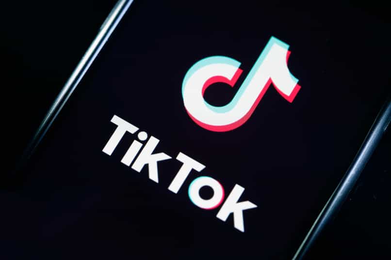Pantalla del móvil con el logo de TikTok