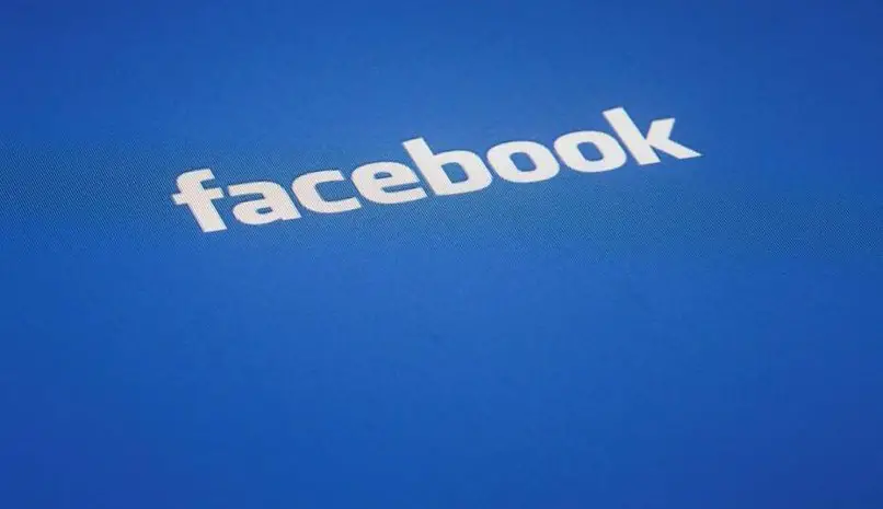 Logo de Facebook en móvil Android
