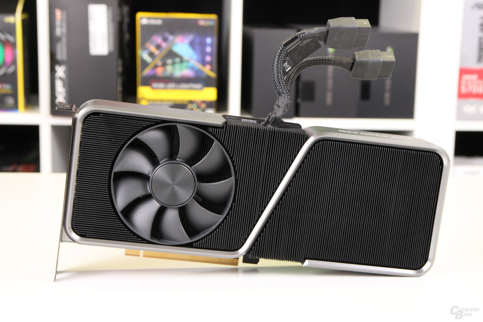 Stromadapter der Nvidia GeForce RTX 3070 Ti Founders Edition