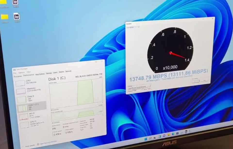Intel shows two PCI-E 5.0 SSDs running alongside an i9-12900K, they reach 28.3GB / s read