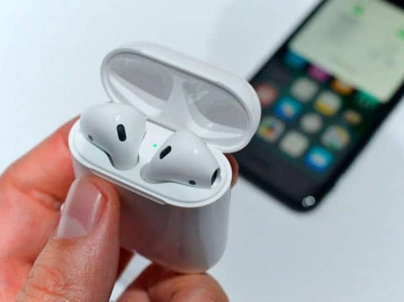 How to see the Battery Level of AirPods on iPhone and Android?  - Easily