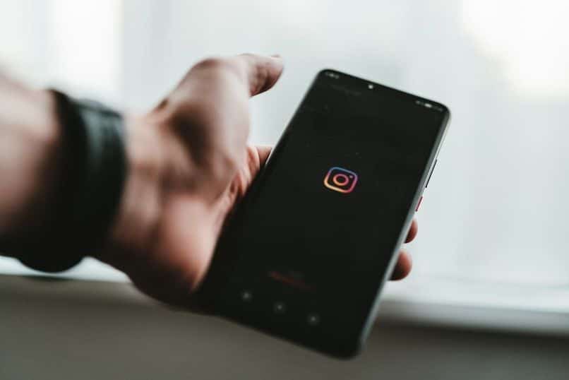 How to put the dark mode on Instagram with my cell phone?  -Android or iOS