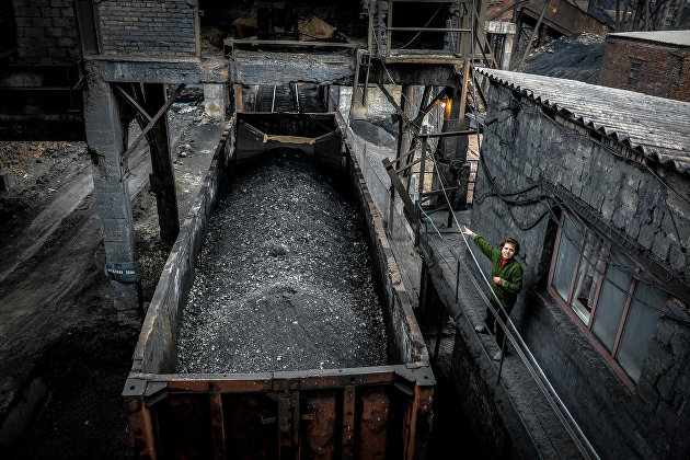 Loading coal into wagons