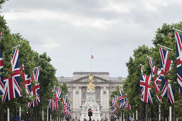 British flag on top of Buckingham Palace