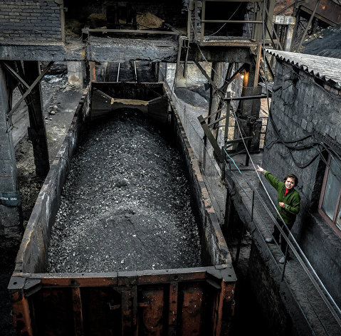 Loading coal into wagons at the mine
