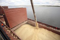 Loading grain onto a barge