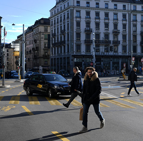 Passers-by on a street in Geneva